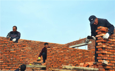 农村建筑队:最小年龄50岁,把砖瓦房当做艺术作品